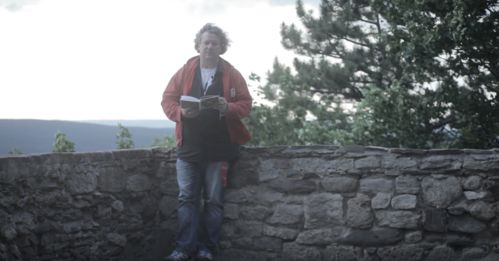 Thomas Kunst Bildschirmfoto aus dem Video „In der Zwischenzeit: Poesie - mit Thomas Kunst“