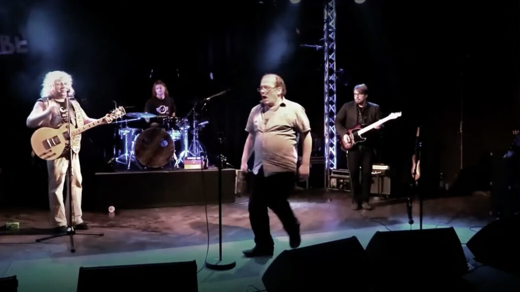 Videovorschaubild – Peter Wawerzinek in Performance mit „Der Gelbe Wahnfried“ und Ulfo Nürnberger & Alex Rudolph von FEELING D