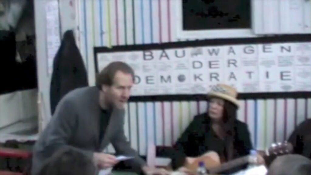 Videovorschaubild von Tom de Toys öffentliche Lesung am „Bauwagen der Demokratie“